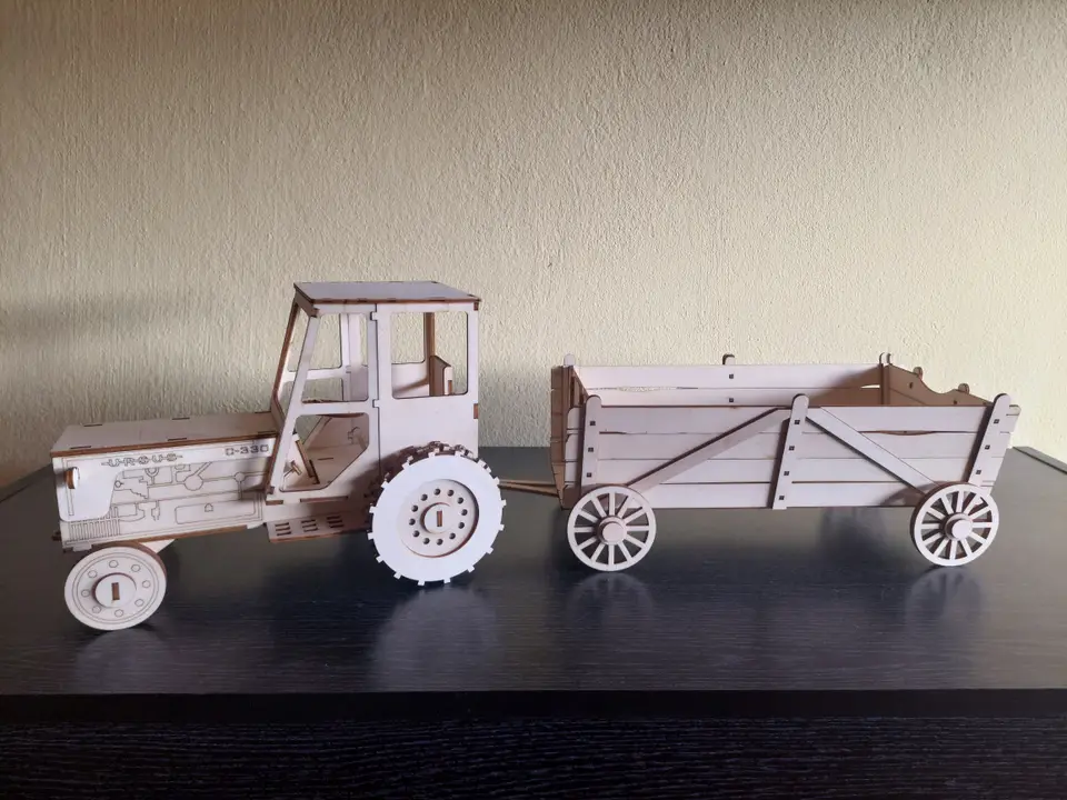 Leseni traktor z vozom