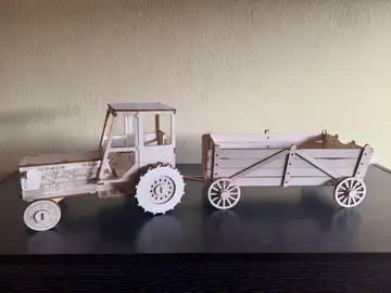 Leseni traktor z vozom