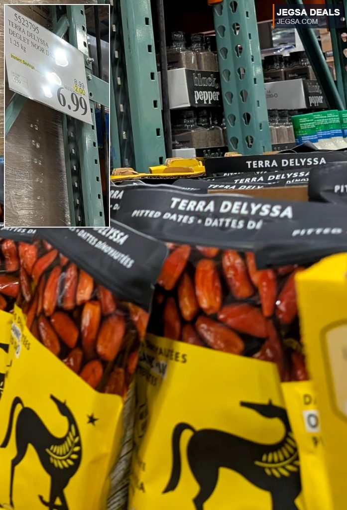 Terra Delyssa Deglet Noor Pitted Dates, 1.25 kg bag, from Costco. Sweet and ready-to-eat dried fruit.