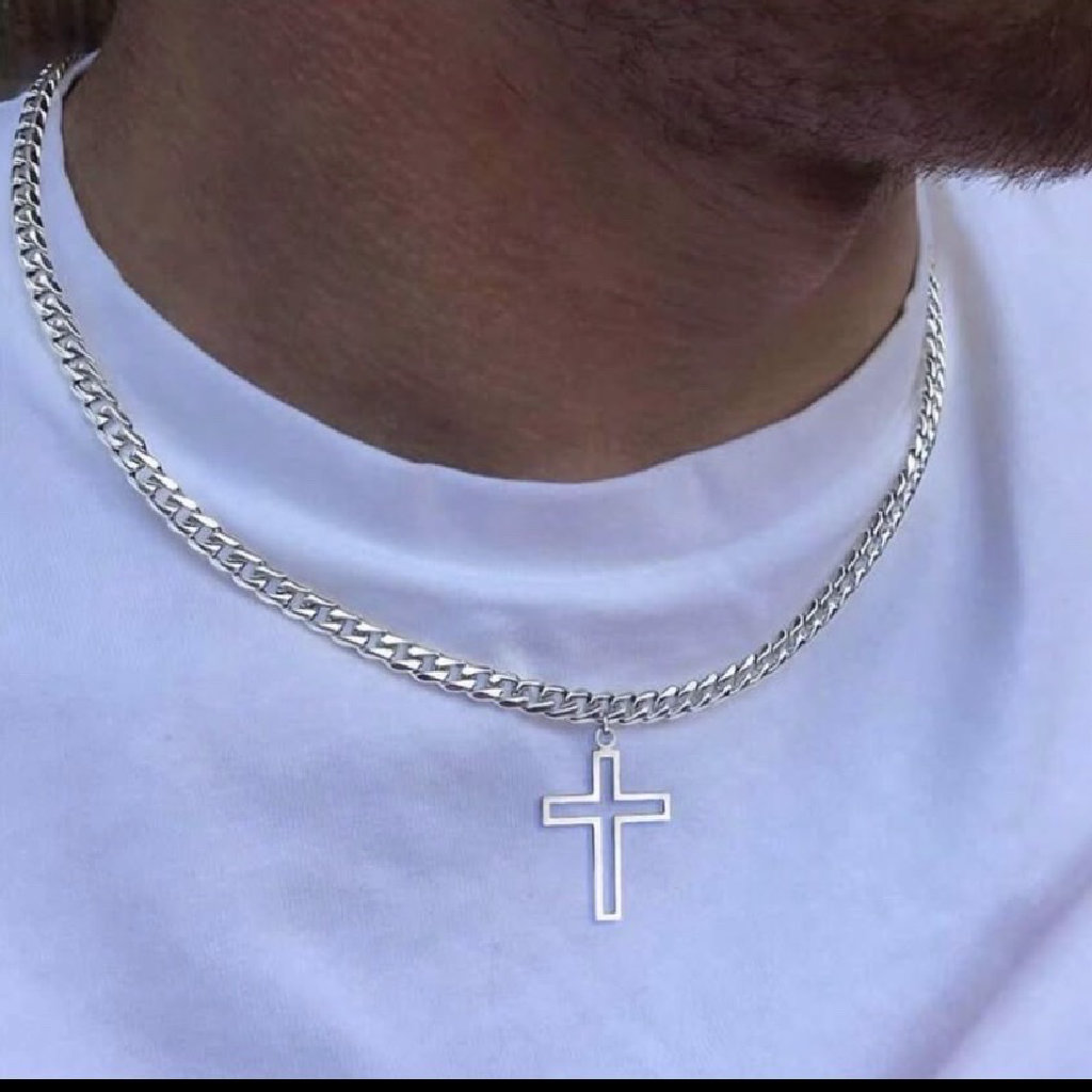 chaîne en argent avec une médaille en croix de jesus