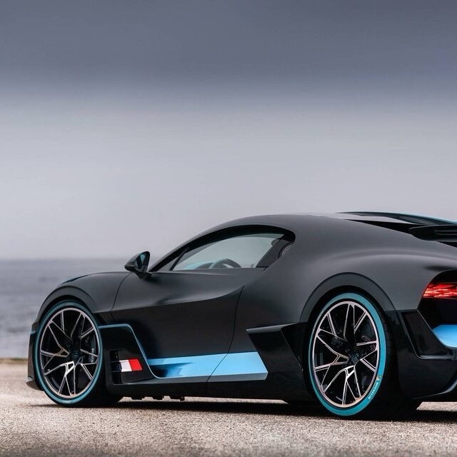 Bugatti Divo (Matte Black & French Blue)