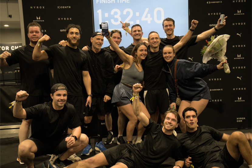 Team dat samen traint voor een obstacle run