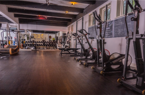 Cardio-apparaten in de trainingszaal van JES Laren