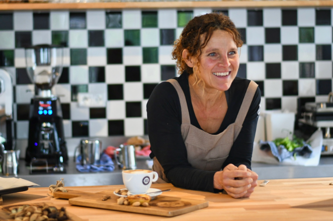 Gerdine Vermeijden in de horeca van sportschool JES Laren