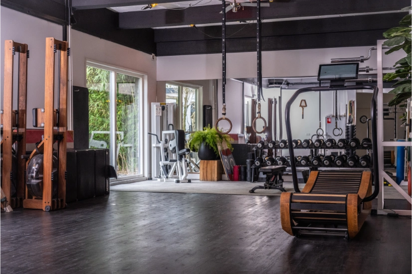 Lichte en ruime interieur van JES Personal Training sportschool in Laren