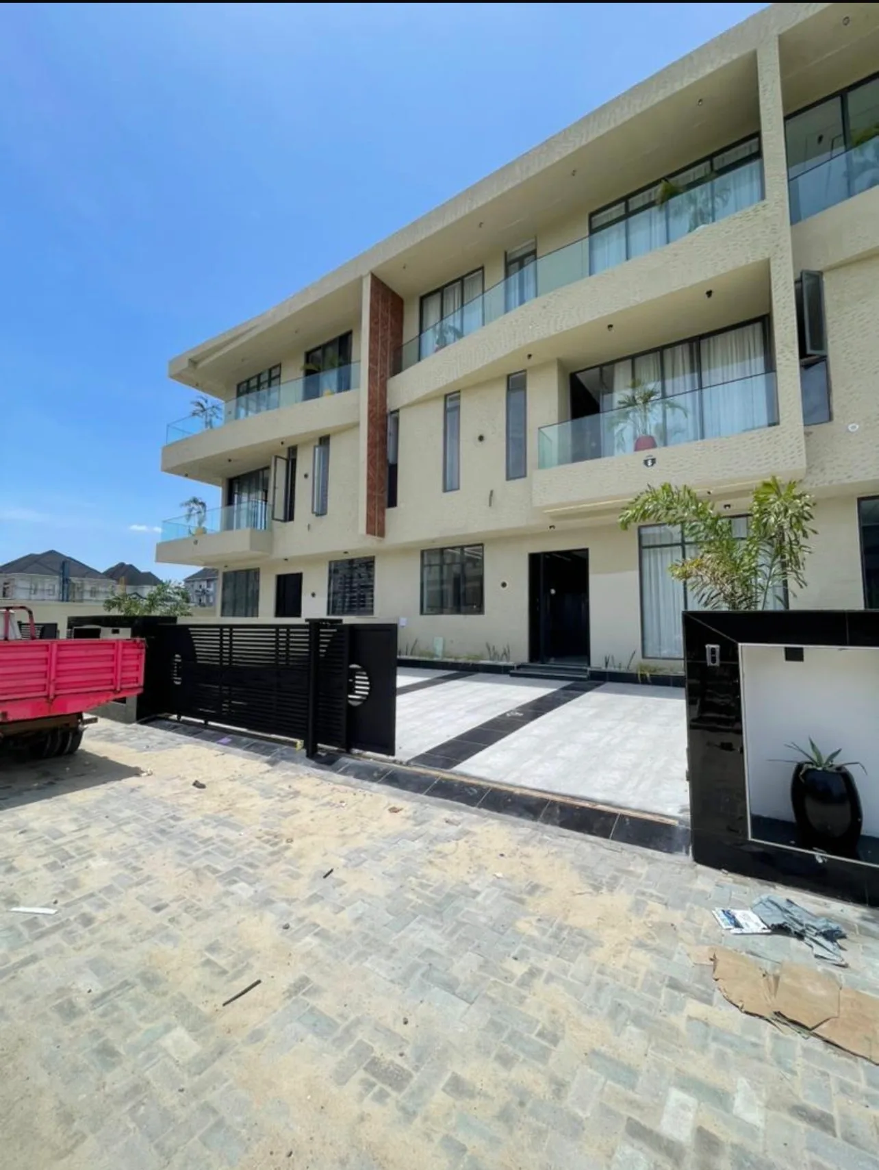 5-Bedroom Luxury Terrace Duplex · Lekki Phase 1, Lagos image 2