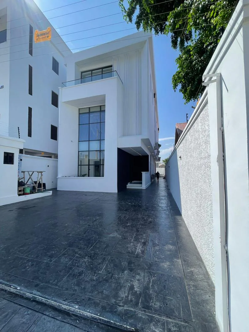 5-Bedroom Fully Detached Duplex with Cinema & Pool — Lekki Phase 1