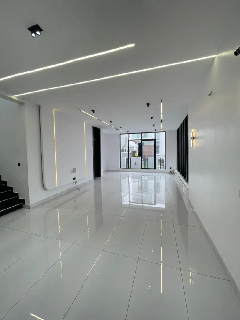 5-Bedroom Fully Detached Duplex with BQ — Chevron Drive, Lekki image 2