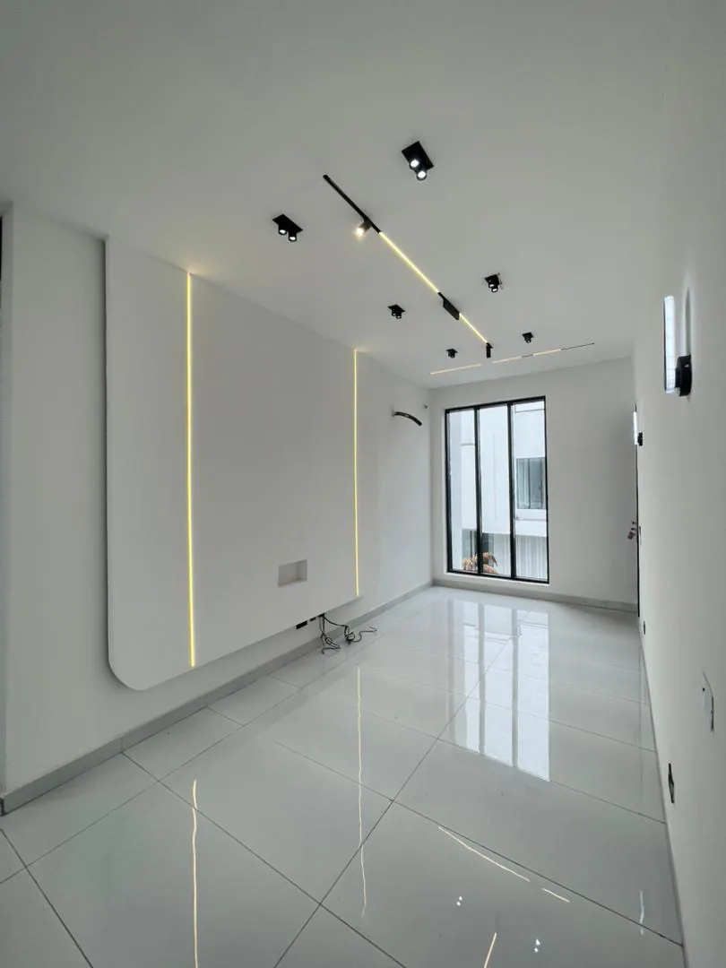 5-Bedroom Fully Detached Duplex with BQ — Chevron Drive, Lekki image 4