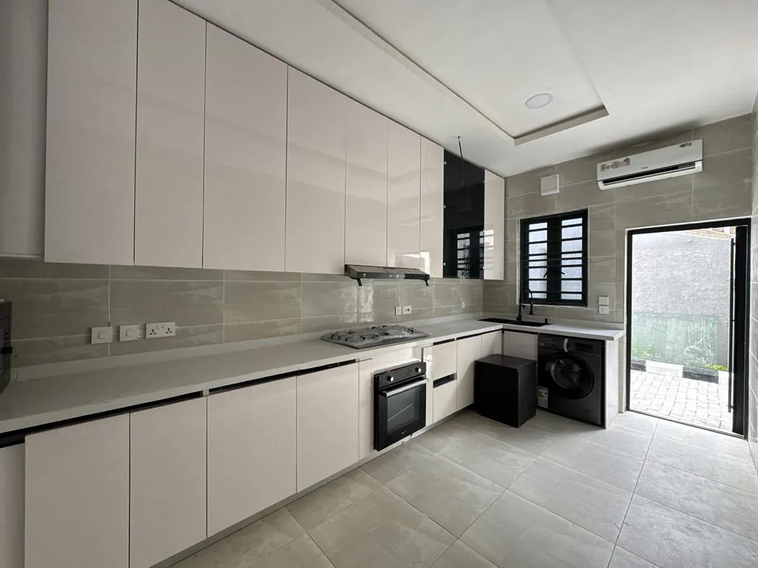 4-Bedroom Terrace Duplex with BQ · Oniru Estate, Victoria Island image 4