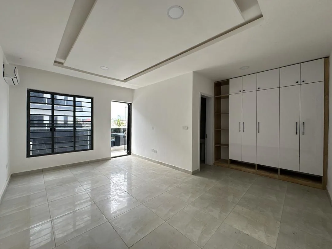4-Bedroom Terrace Duplex with BQ · Oniru Estate, Victoria Island image 6