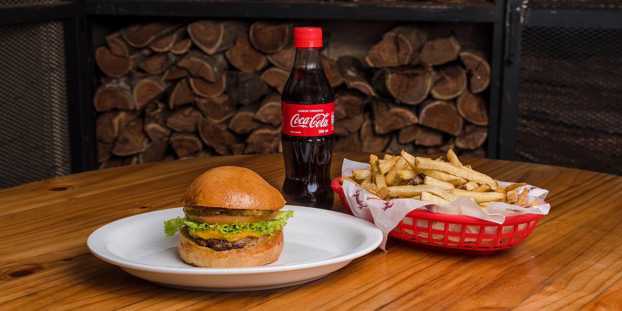 Cheeseburger mas papas y bebida