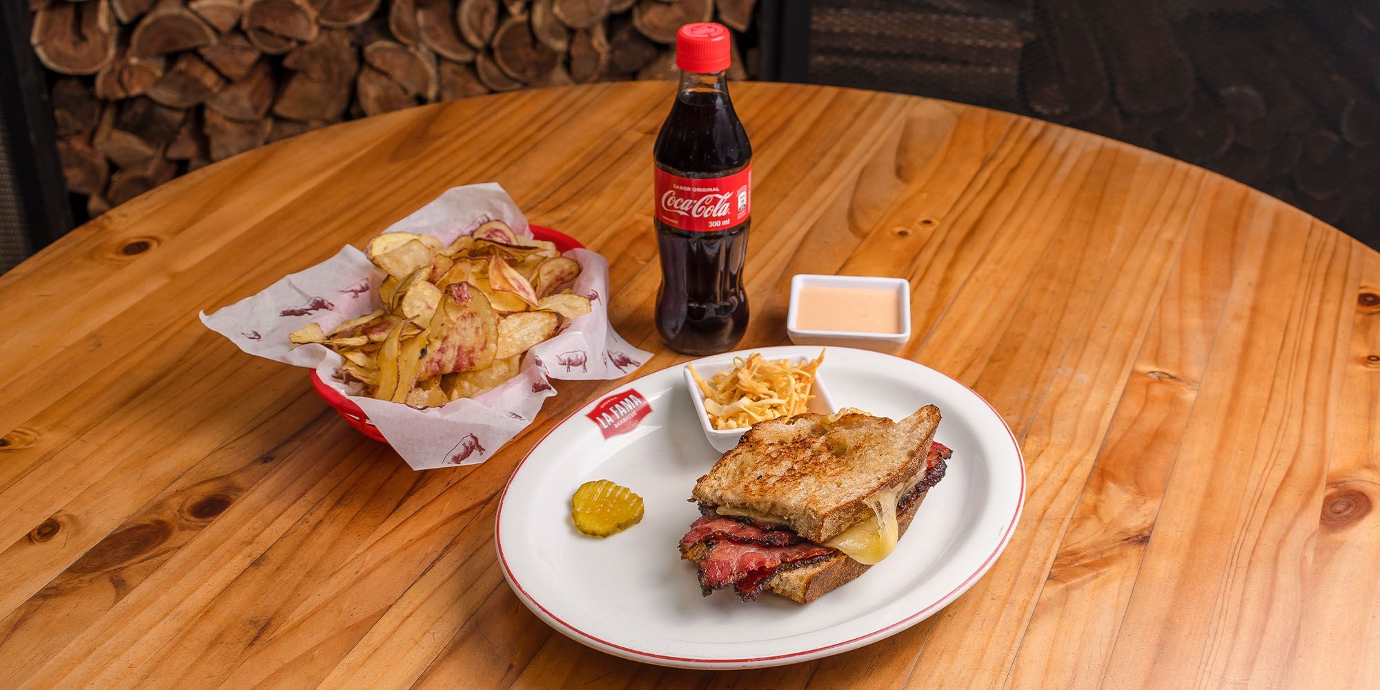 Medio sánduche de pastrami mas coca cola