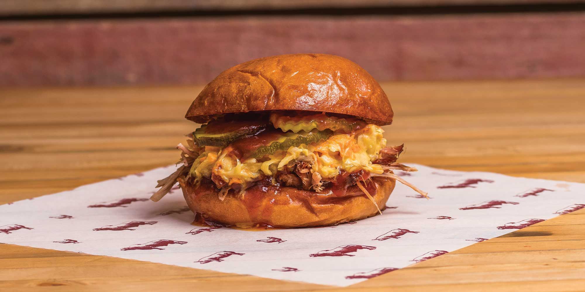 Sánduche cerdo desmechado (pulled pork)