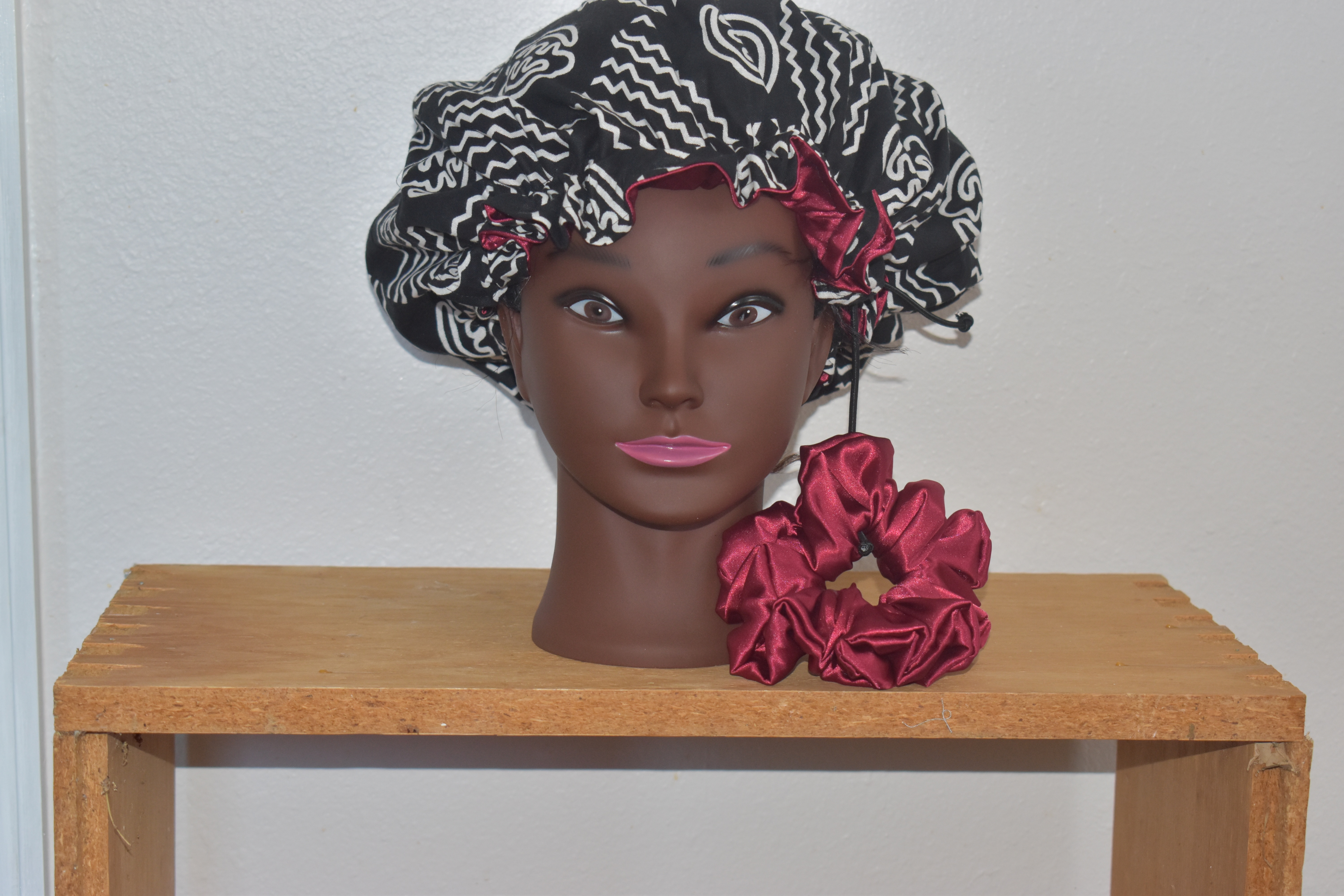 Medium Black/White African Print  Bonnet photo 3