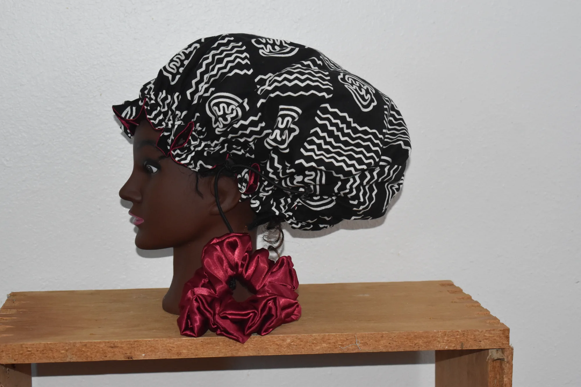 Medium Black/White African Print  Bonnet photo 2