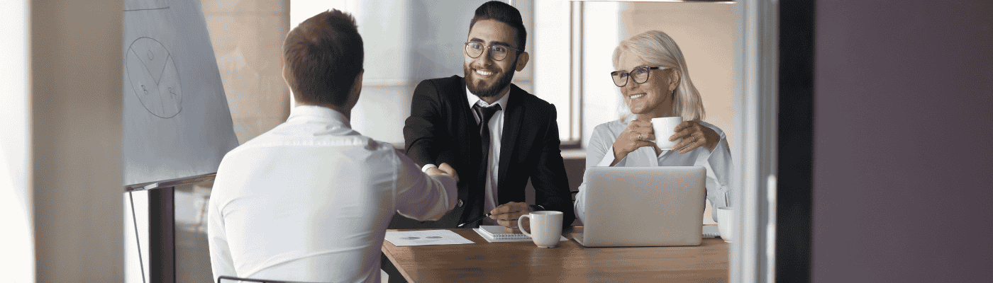 Profissionais colaborando em um escritório moderno