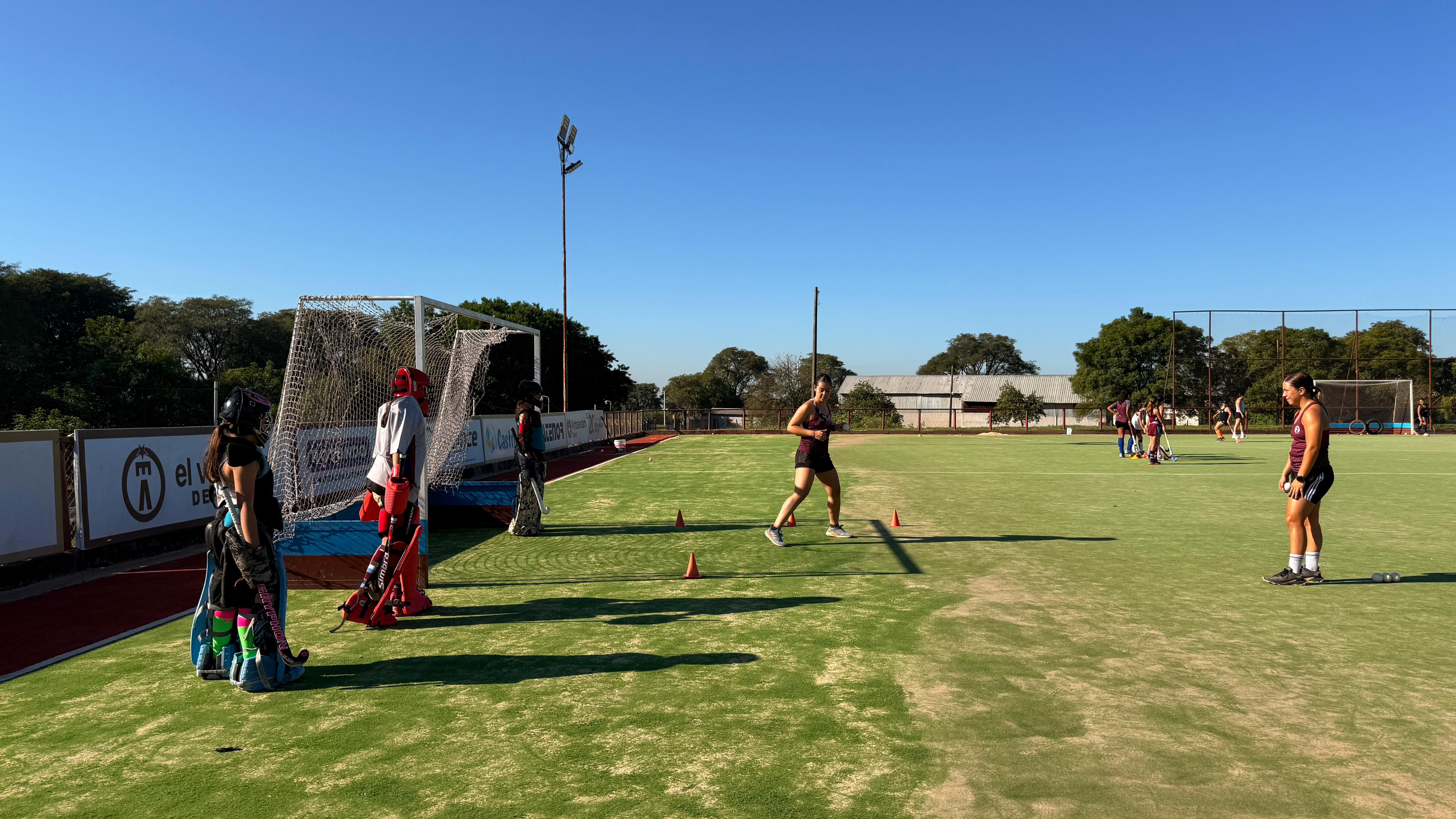 Jornada de hockey en el Jockey: El Plantel Superior A dio una clínica a las más chicas