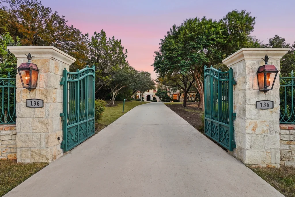 055_136 S Tower Dr_by_meetjrp