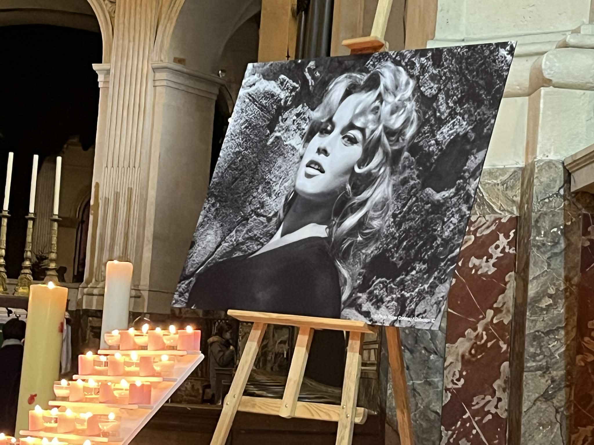 Un dernier hommage à Brigitte Bardot : Paris dit adieu à une légende