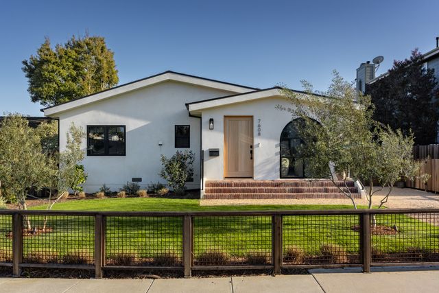7608 Truxton Ave-1