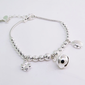 Pulsera tubito bolitas facetadas, con dijes colgantes, trebol, llamador de angel, y vaquita de san antonio
