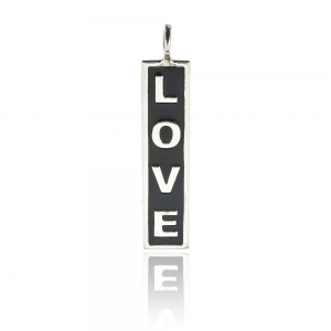 Dije barrita " Love " esmalte negro