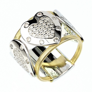 Anillo linea premium, tres corazones grandes, piedras blancas e hilo retorcido amarillo