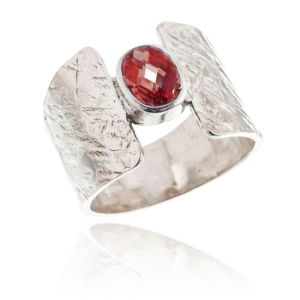 Anillo con piedra ovalada central color roja
