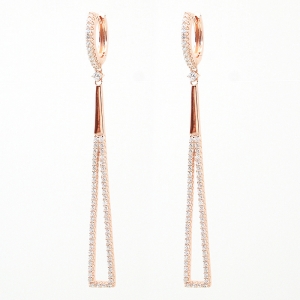 Par aros linea premium, rosados, colgantes, tipo triangulo, con piedras blancas