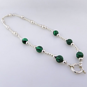 gargantilla bolitas y piedras verdes