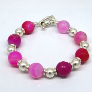 Pulsera con bolitas y piedras fucsia, cierre marinero