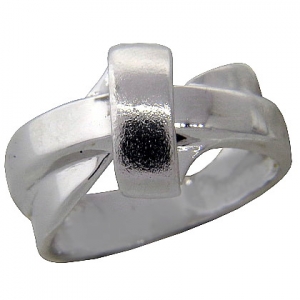 Anillo cruzado con aplique en mo&ntilde;o platabella