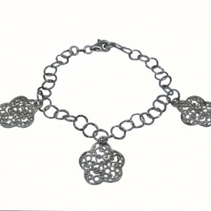 Pulsera eslabones redondos con 3 dijes flores caladas, blanca