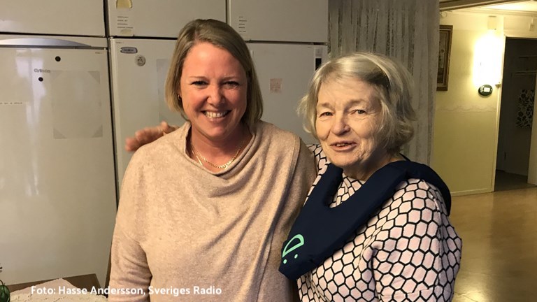 Musikvästen Joyvest på demensboende där Radio P4 besöker Marith och Marita.
