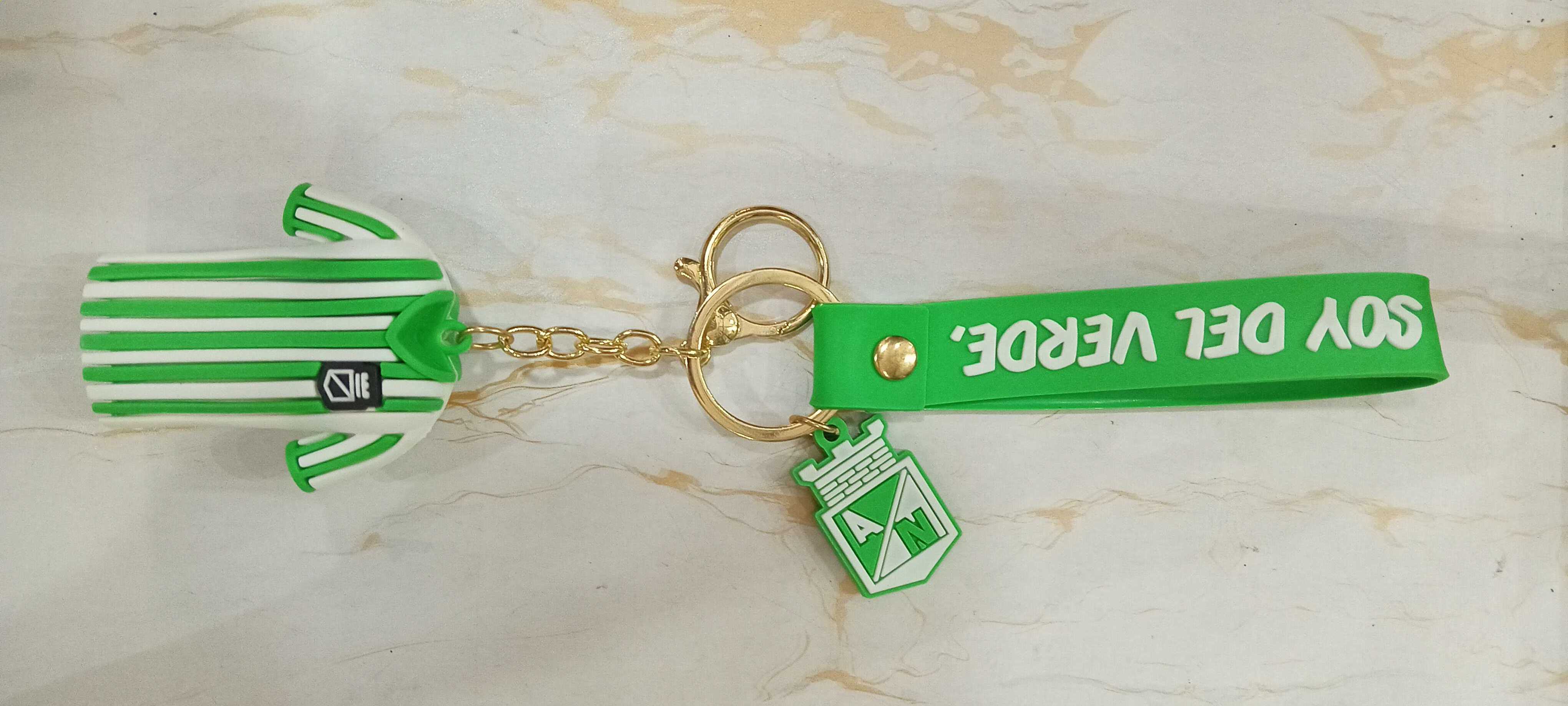 Llavero Camisa Del Nacional: ¡Muestra tu pasión por el verde!
