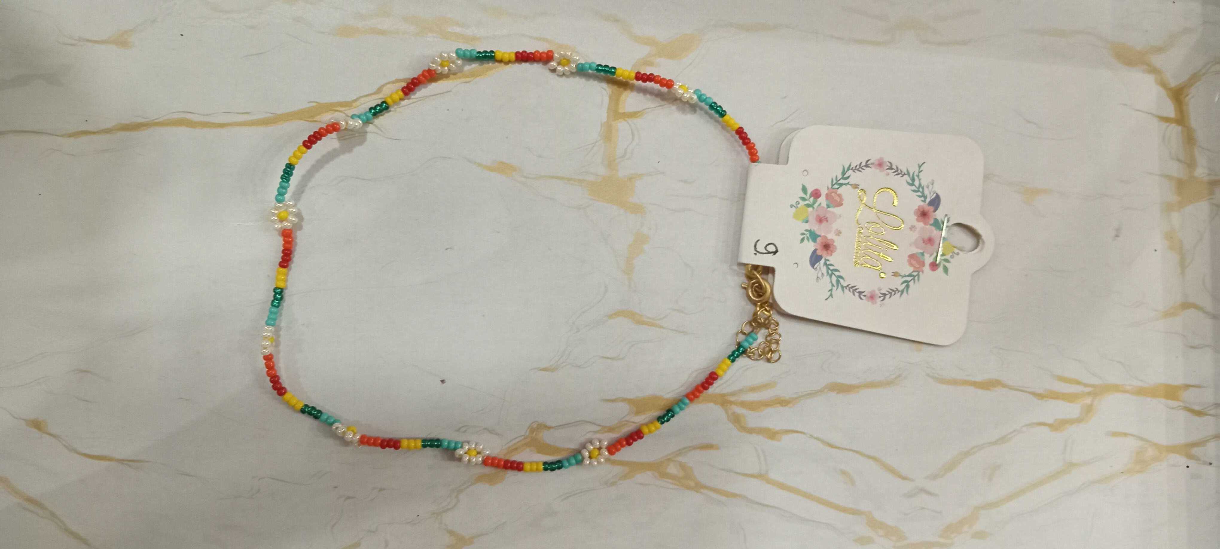Collar de Mini Chaquiras con Flores 