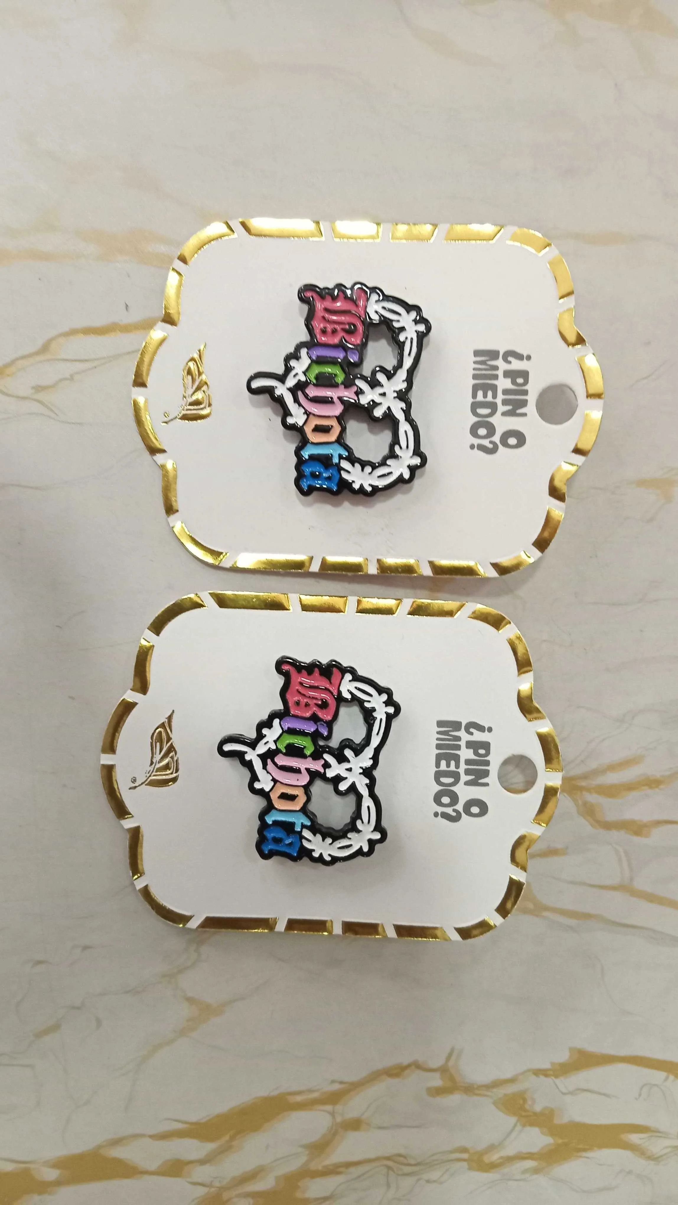 Pin Decorativo Karol G: ¡Añade Estilo y Pasión a tu Look!