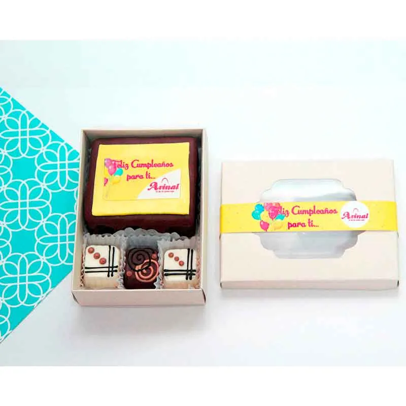 Caja Brownie, bombones por 3 y logo
