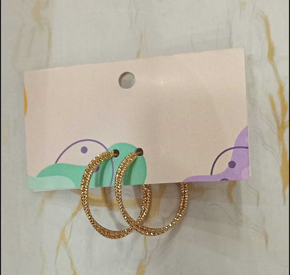 Candongas Facetadas: Brilla con estilo dorado - Aretes con piedras brillantes