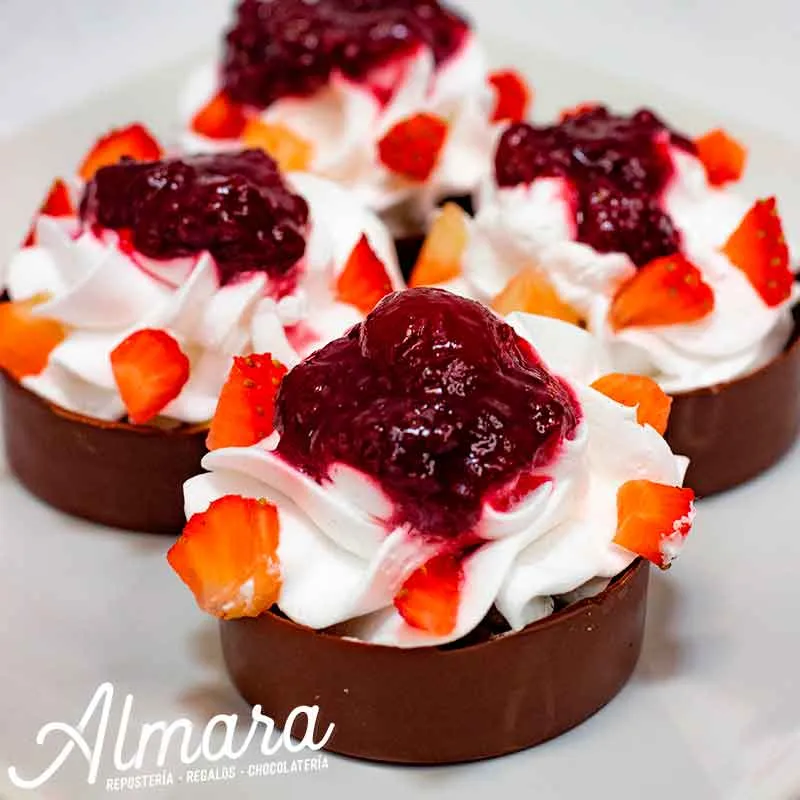 Canasta de chocolate con fruta y nueces

