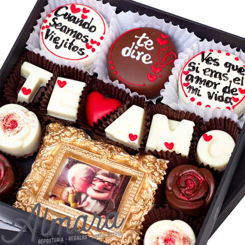 Caja Regalo con alfajores y chocolates viejitos Up