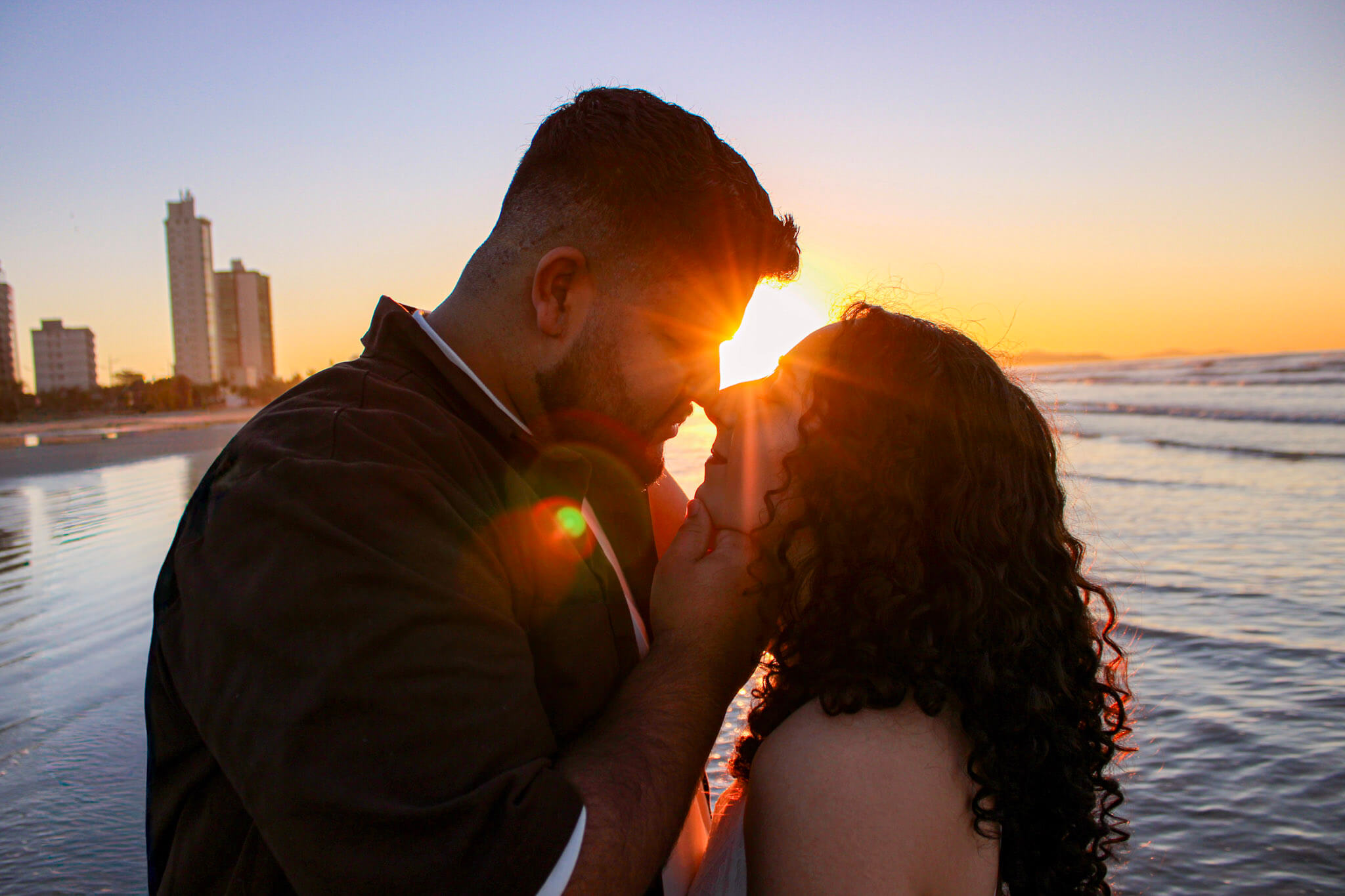 Casal de noivos em jardim ao entardecer