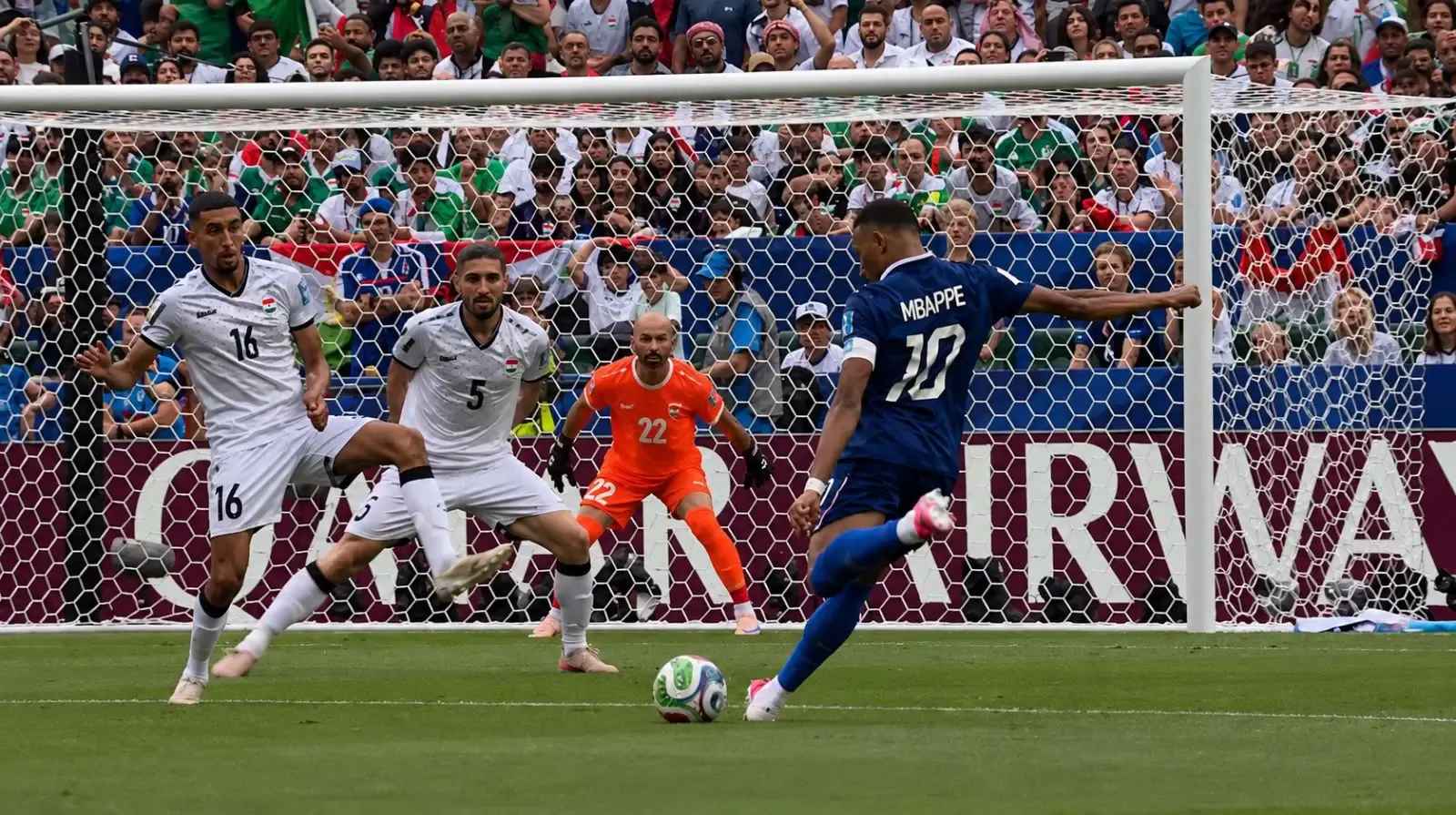 Jubilarni Mbappé i dvosatna oluja u Philadelphiji ugasili nade Iraka (3:0)