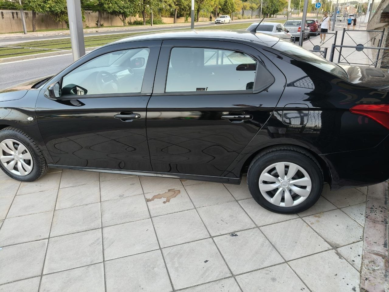 Citroen C-Elysée 1.6 HDI 2018 - Vista 3/4 trasera