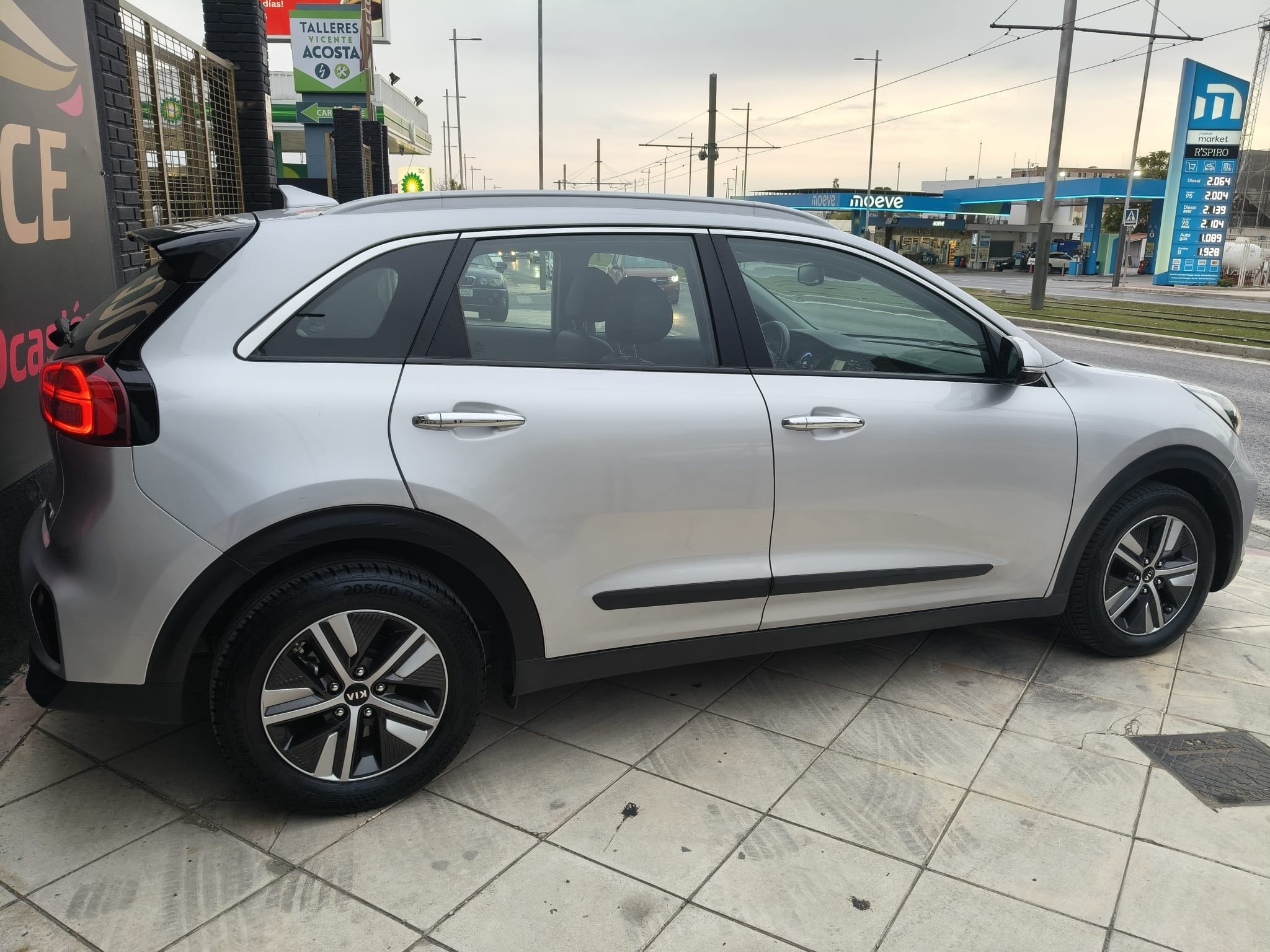 Kia Niro 1.6 HEV 2020 - Vista 3/4 trasera