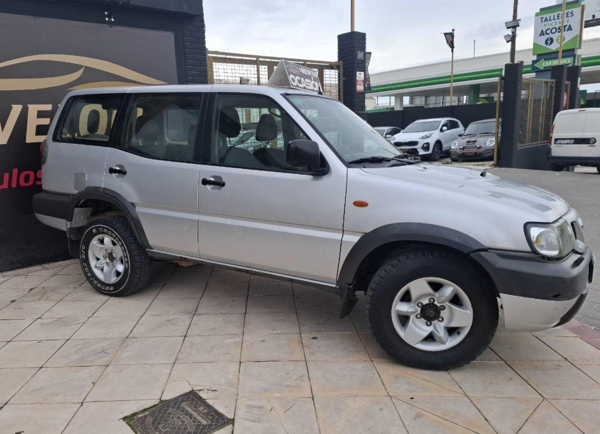 Nissan Terrano 2003 - Vista 3/4 frontal
