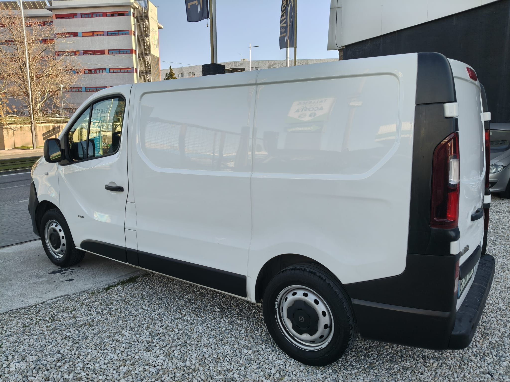 Opel Vivaro 2018 - Vista 3/4 trasera