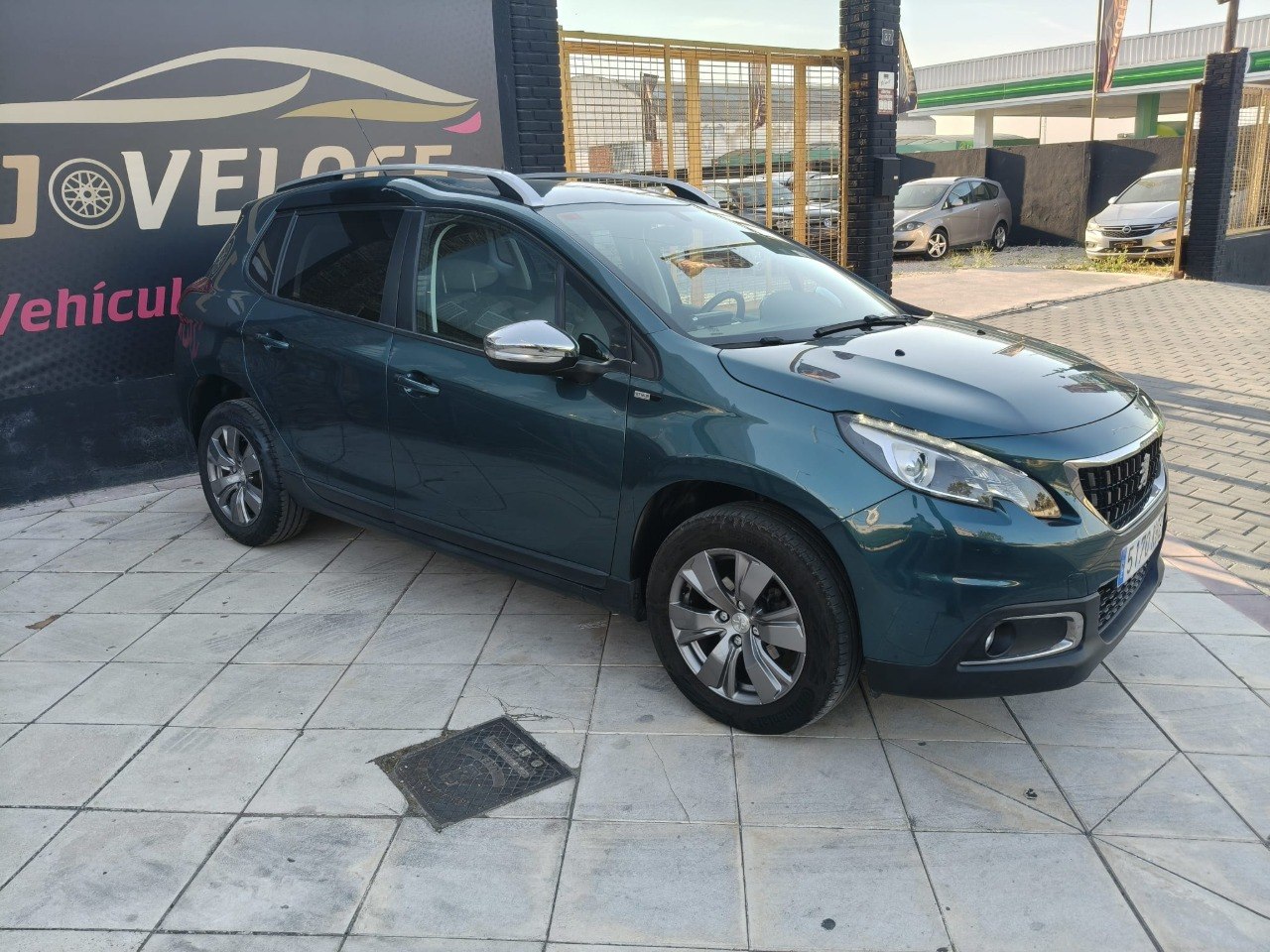 Peugeot 2008 1.6 BlueHDi STYLE 2017 - Vista 3/4 frontal
