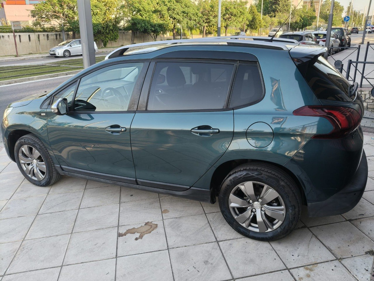 Peugeot 2008 1.6 BlueHDi STYLE 2017 - Vista 3/4 trasera